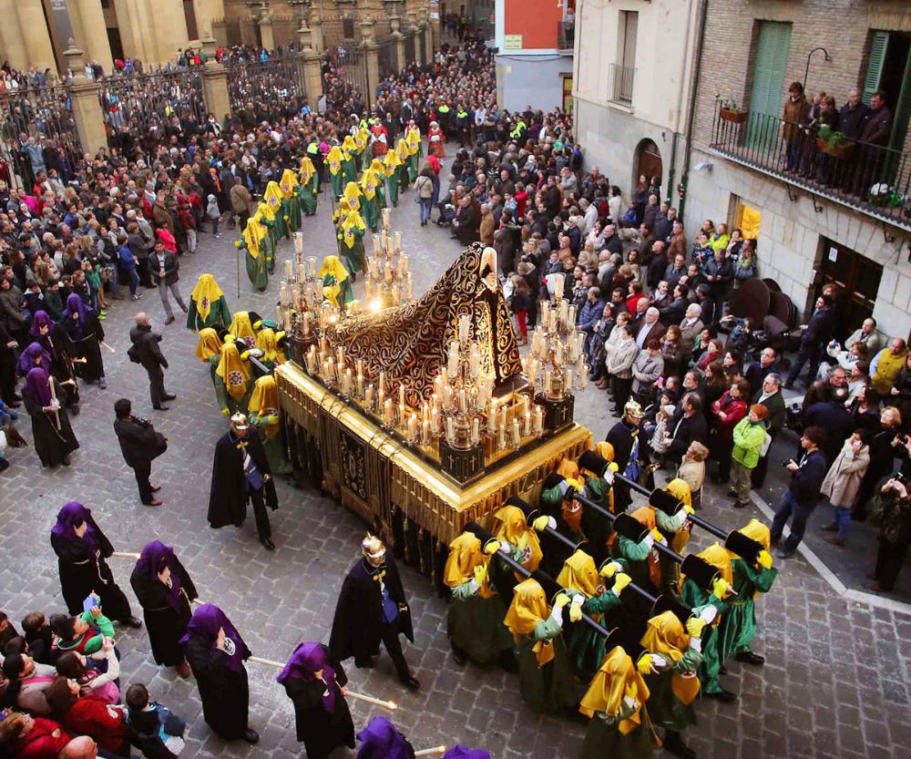 Paso de la Virgen Dolorosa pasando por delante de la catedral de Pamplona